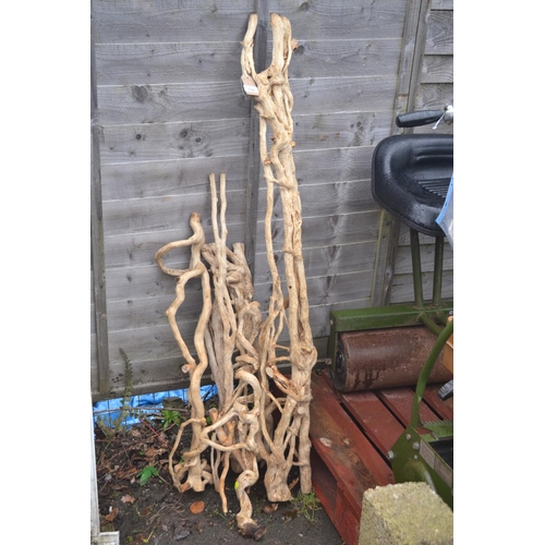 198 - Small quantity of decorative driftwood
