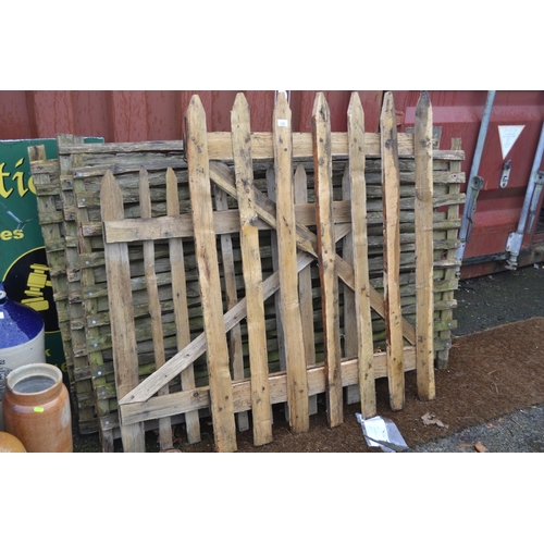 200 - Rustic fencing and gates. 5 fences (w136cm h97cm)