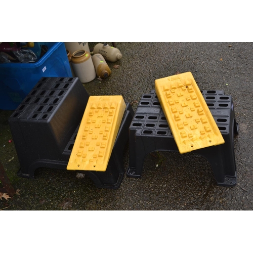 209 - Caravan levelling ramps, plus steps & small hop-up