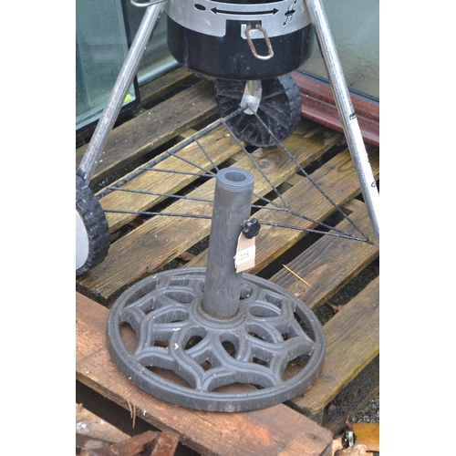 225 - Small garden parasol base. H31cm D36cm