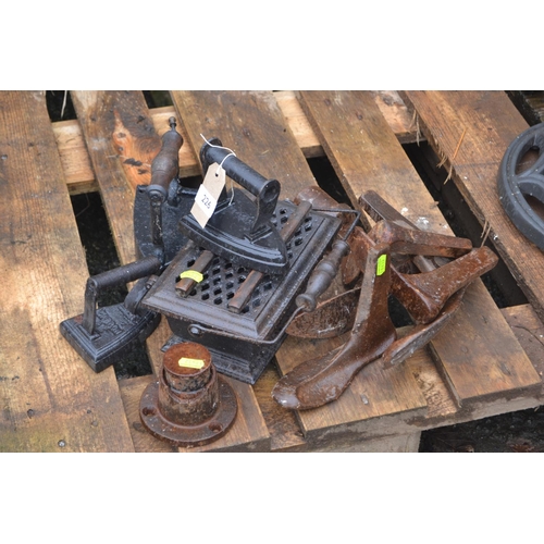 226 - Quantity of flat irons and shoe lasts