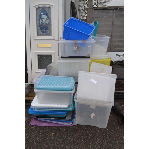 233 - Large quantity of packing/storage tubs, many with lids
