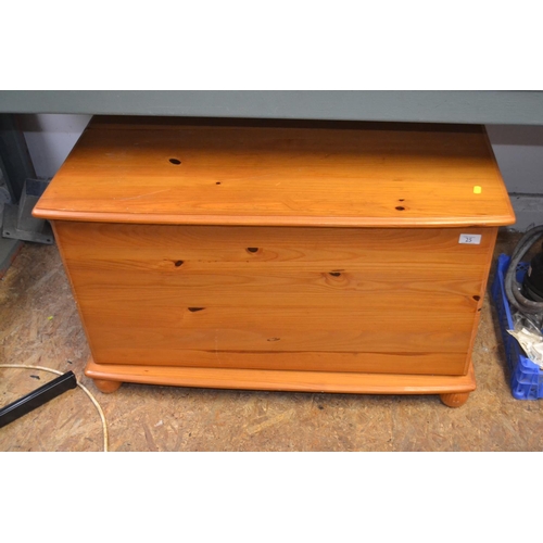 25 - Pine blanket box with lift-top lid. W90cm