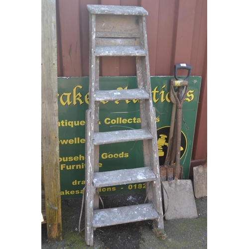 79 - Decorative wooden step ladder