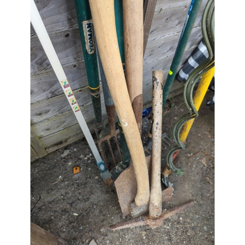 86b - Various long handled tools