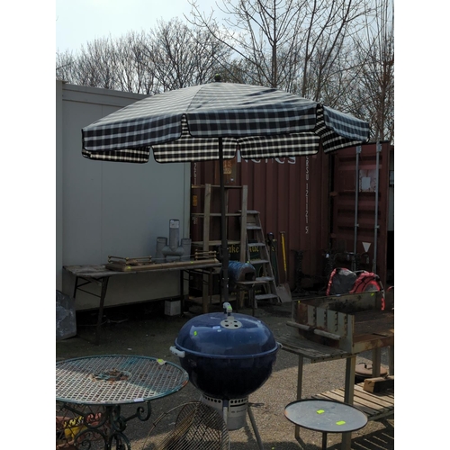 86e - Grey & white large  garden parasol with directional adjuster