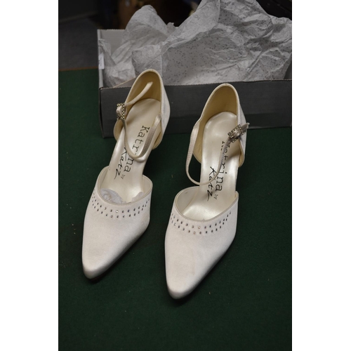 131 - Pair of size 6 Satin shoes, with 2.5