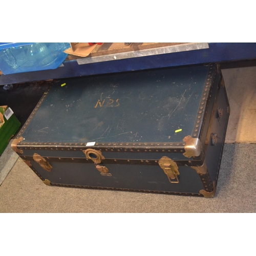 122 - Vintage Mossman travel case. L91cm