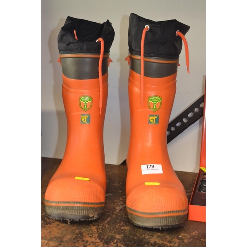 129 - Husqvarna class 2 chainsaw boots. Size 8. Light wear.