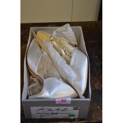 131 - Pair of size 6 Satin shoes, with 2.5