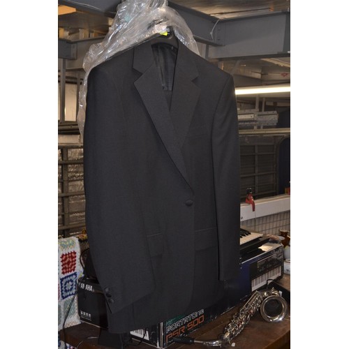 382 - Daniel Drescott Tailoring Gents dinner suit. Trousers 34 wt