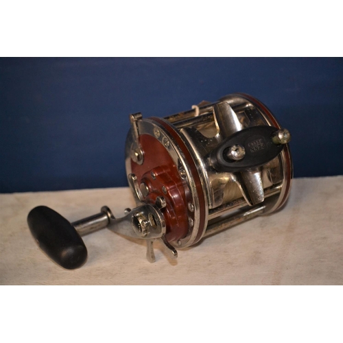 389 - Penn 113H fishing reel