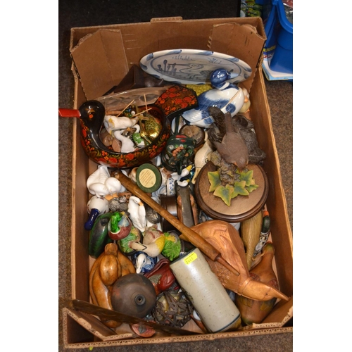 386 - Box of mostly duck themed items inc. ceramic, wooden and metal 