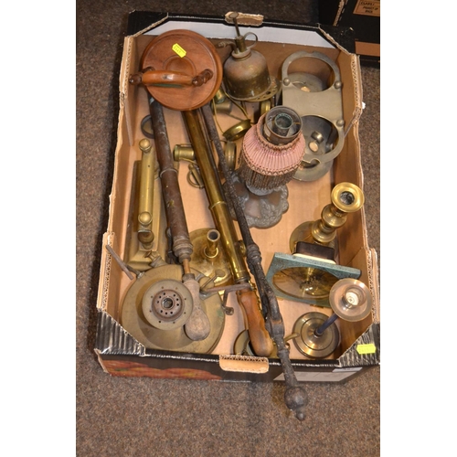 387 - Box of mixed collectables, mostly metalware inc. candlesticks, fire tongs etc.