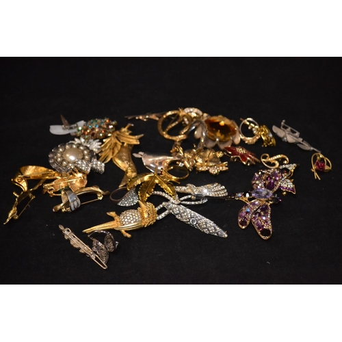 493 - Tray of costume jewellery brooches