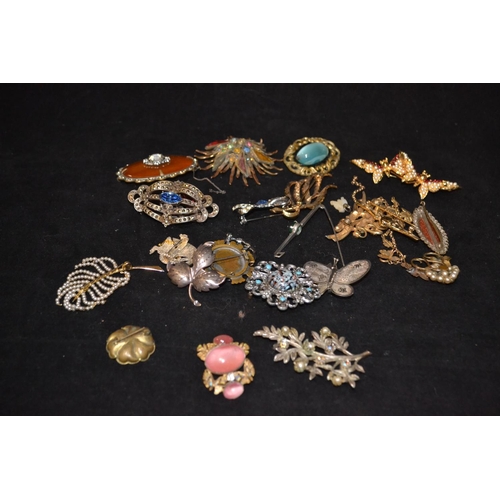 494 - Tub of vintage costume jewellery brooches