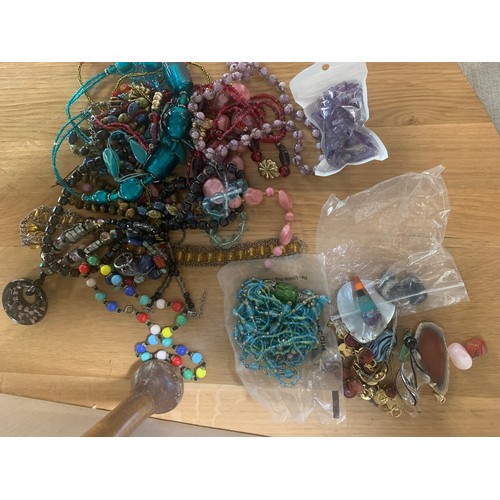 517 - Bag of mixed glass and hardstone necklaces inc. Venetian style and Tigers' Eye