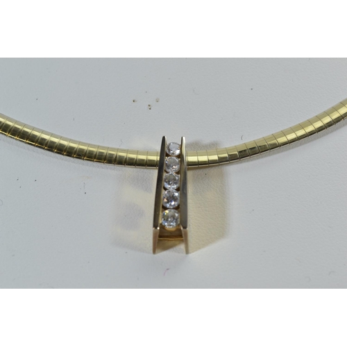 32 - Yellow metal & five diamond (0.93 carat) pendant, tests positive for 14ct gold, length 22mm, com... 