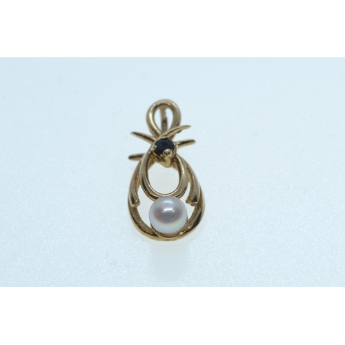 41 - 9ct gold swan charm and a 9ct gold, cultured pearl & sapphire pendant, gross weight 2 grams, tog... 