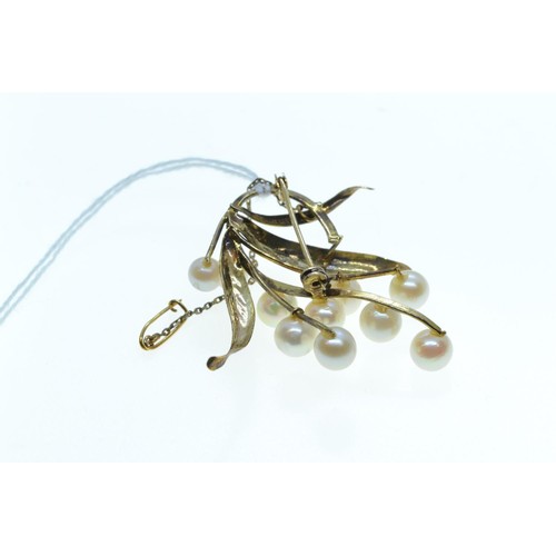 86 - 14ct gold & cultured pearl brooch, length 47mm, 7.85 grams