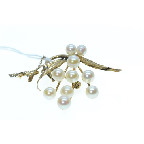 86 - 14ct gold & cultured pearl brooch, length 47mm, 7.85 grams