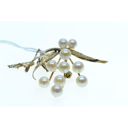 86 - 14ct gold & cultured pearl brooch, length 47mm, 7.85 grams