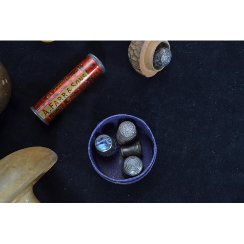 642 - Collection of Victorian carved mother-of-pearl buttons (30mm diameter), wooden walnut thimble case, ... 