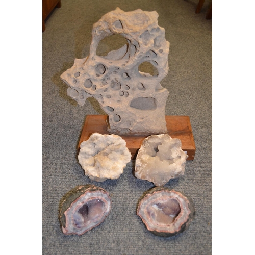 643 - Large stone sample on base 38cm high & 4 crystal geodes. 