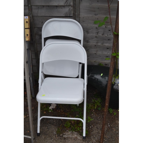 86 - 2x metal folding chairs