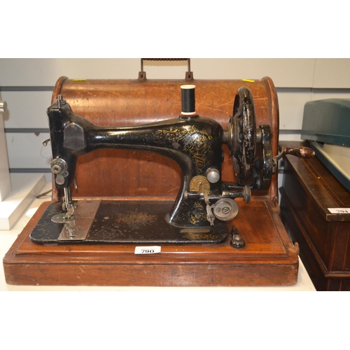 790 - Manual Singer sewing machine