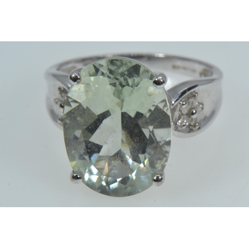 18 - 9ct white gold, light green & diamond ring, size P, 5.15 grams