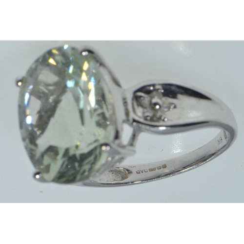 18 - 9ct white gold, light green & diamond ring, size P, 5.15 grams