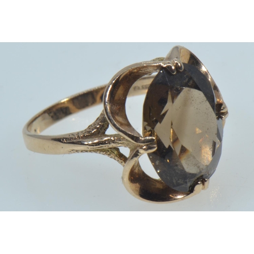 32 - 9ct gold & smoky quartz ring, size O, 3.88 grams