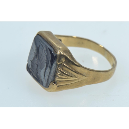 69 - Two 9ct gold signet rings, one set with polished onyx, the other with hematite with carved centurion... 