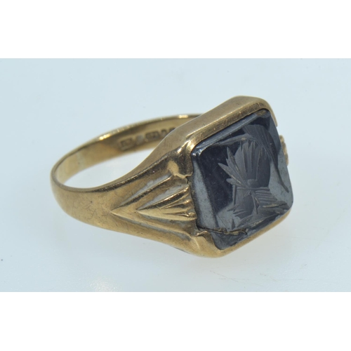 69 - Two 9ct gold signet rings, one set with polished onyx, the other with hematite with carved centurion... 