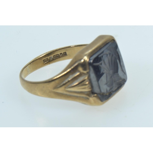 69 - Two 9ct gold signet rings, one set with polished onyx, the other with hematite with carved centurion... 