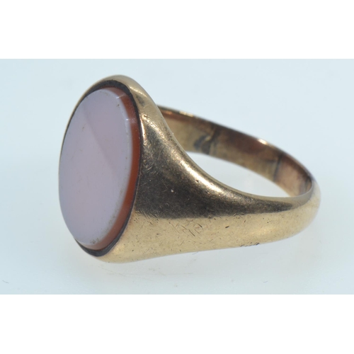 82 - Yellow metal & agate signet ring, tests positive for 14ct gold, size Q1/2, 7.65 grams