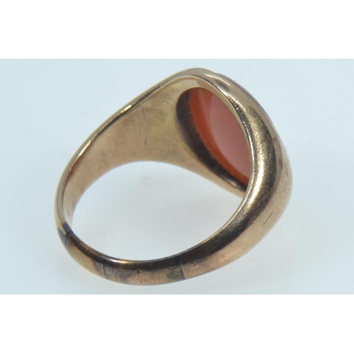 82 - Yellow metal & agate signet ring, tests positive for 14ct gold, size Q1/2, 7.65 grams