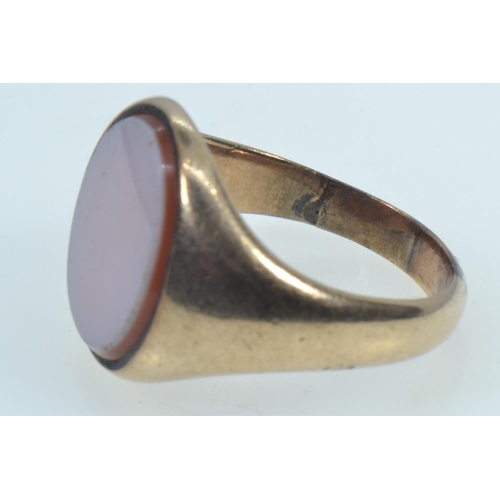 82 - Yellow metal & agate signet ring, tests positive for 14ct gold, size Q1/2, 7.65 grams