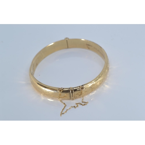 83 - 9ct gold hinged bracelet, inner width 60mm, 10.1 grams