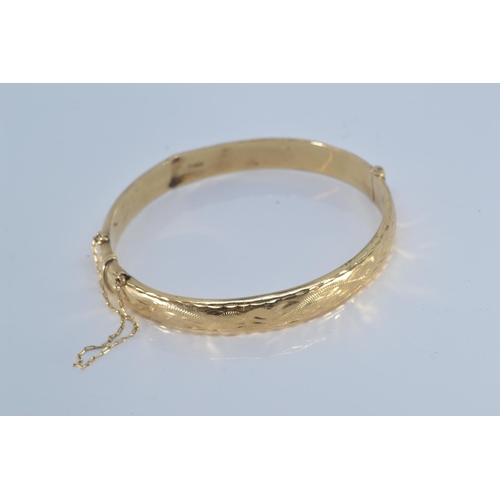 83 - 9ct gold hinged bracelet, inner width 60mm, 10.1 grams