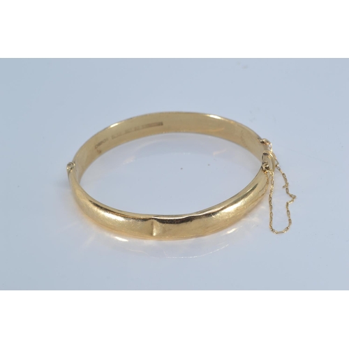 83 - 9ct gold hinged bracelet, inner width 60mm, 10.1 grams