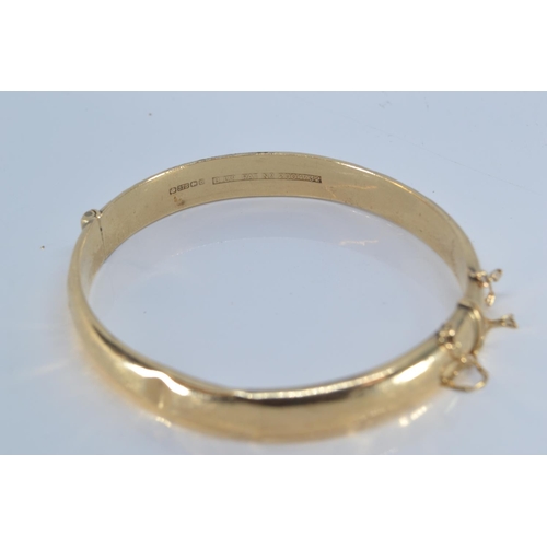 83 - 9ct gold hinged bracelet, inner width 60mm, 10.1 grams