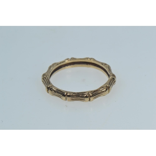 120 - 9ct gold band ring of continuous textured bamboo design, size O, 2.68 grams