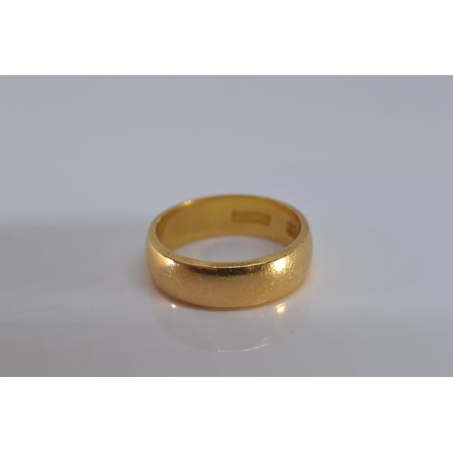 139 - 22ct gold band ring, size K, 6 grams