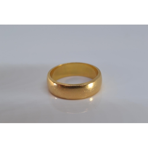 139 - 22ct gold band ring, size K, 6 grams