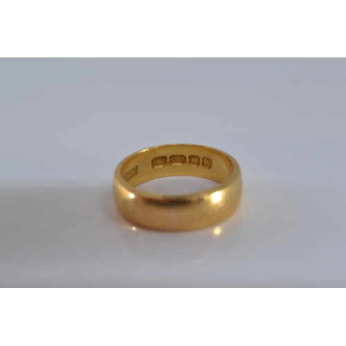 139 - 22ct gold band ring, size K, 6 grams