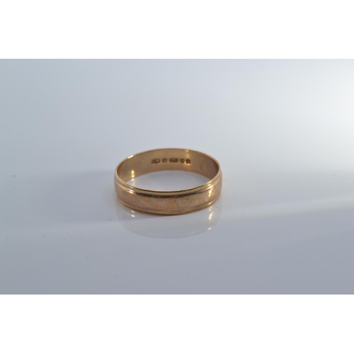 159 - 9ct gold chain together with three 9ct gold rings; a stone set signet ring, signet and one band, gro... 