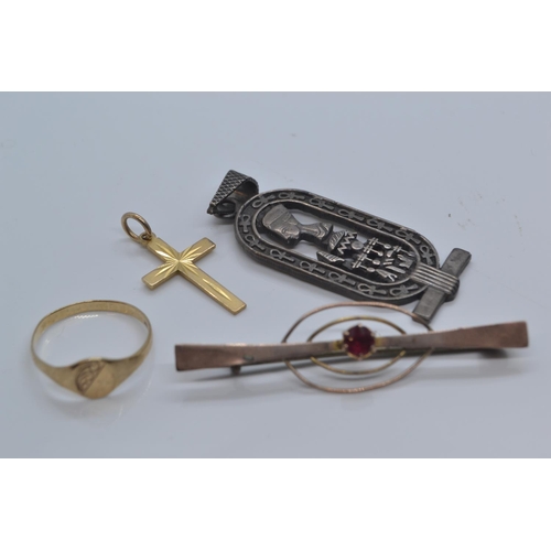 173 - Three 9ct gold items, comprising: signet ring, size I1/2; cross pendant & a red stone set brooch... 