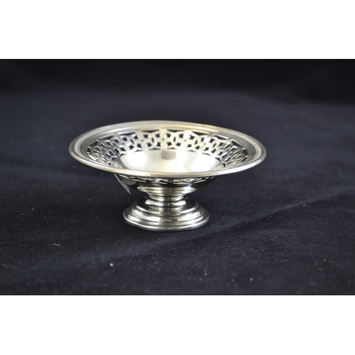 195 - Small silver pierced rimmed footed dish, maker Mappin & Webb Ltd, Sheffield 1915, diameter 9.5cm... 